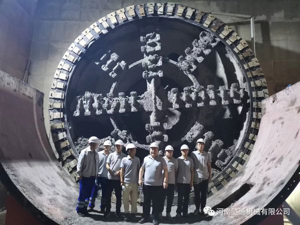 喜訊！?。”本┑罔F17號線左線昨日順利接收成功，北京建工土木工程有限公司攜手河南隧通機(jī)械有限公司為中國現(xiàn)代化建設(shè)再立新功！(圖5)